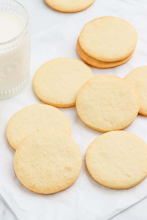 Flat Cookies Recipe, Milk And Cookies Cookies Decorated, Plain Cookies Recipes, Plain Biscuit Recipe, Plain Cookie Recipe, Bussines Packaging, Round Sugar Cookies, Plain Biscuits, Greek Yogurt Cookies