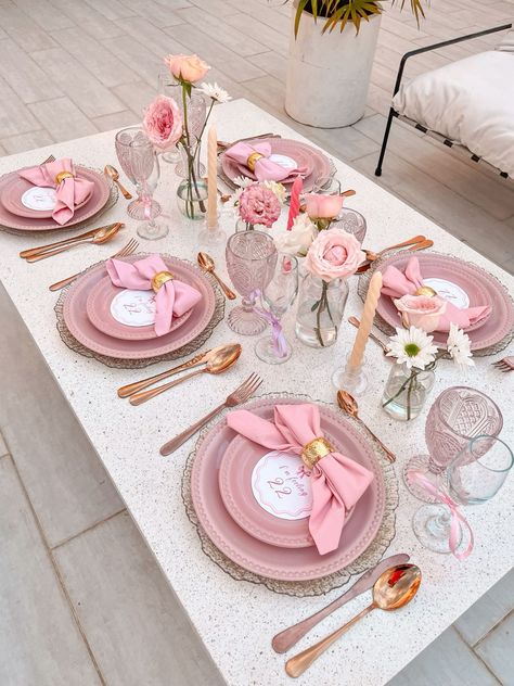 Coquette table setting Cute Table Set Up For Birthday, Deco Table Birthday, Pink Theme Table Decoration, Birthday Decoration Table Ideas, What To Do On Your Sweet 16, Pink Table Aesthetic, Pink Brunch Decorations, Pink Party Table Setting, Table For Two Setting