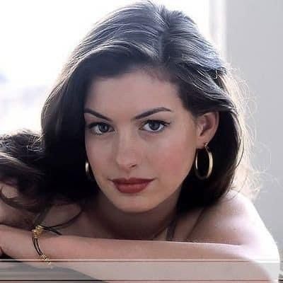 Anne Hathaway Anne Hathaway No Makeup, Anne Hathaway Makeup Looks, Anne Hathaway Side Profile, Anne Hathaway Now, Anne Hathaway Style 90s, Anne Hathaway Makeup Tutorial, Anne Hathaway Idea Of You, Pretty Famous Women, Anne Hathaway 90s Aesthetic