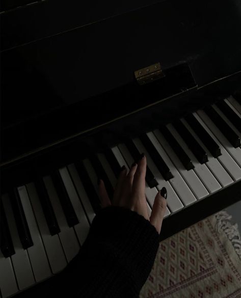 Piano Asthetic Picture, Devious Obsession, Dark Asthetics Photos, Asthetic Picture Money, Black Asthetics, Piano Aesthetic, Dark Paradise, Musical Art, Playing Piano