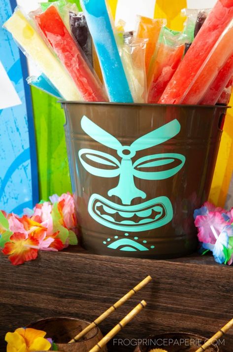 DIY Luau Tiki Drink Buckets for your luau party. Also great for holding popsicles! Get the free tiki SVG and make your own #tiki #luau #luauparty Diy Luau, Tropisk Fest, Hawaii Birthday Party, Luau Party Ideas, Luau Party Food, Tiki Drink, Hawaii Themed Party, Hawaii Theme, Hawaiian Party Theme