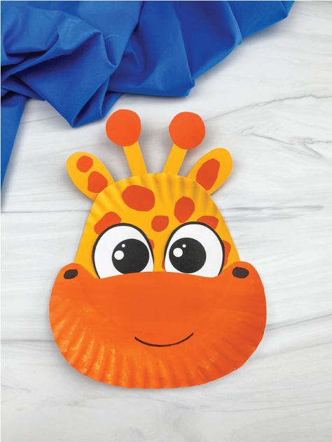 Looking for an easy animal craft for kids to make? This paper plate giraffe is fun and comes with a free printable template! Paper Plate Giraffe, Giraffe Craft, Summer Alphabet, Zoo Crafts, Zoo Animal Crafts, Paper Plate Animals, Giraffe Crafts, Puppet Craft, Children Crafts