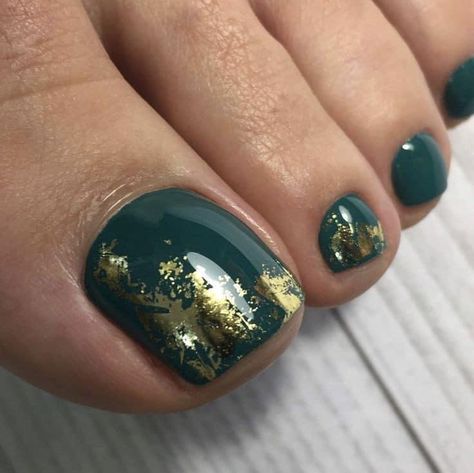 Emerald Green Pedicure Ideas, Pedicure Ideas Green Toenails, Green And Gold Toenails, Green Toenail Designs, Dark Green Toe Nails, Green Toe Nails Ideas, Emerald Green Pedicure, March Pedicure Ideas, Gold Toes Pedicure