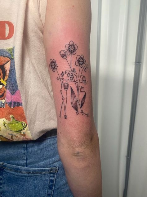 Tattoo Gemini, Flowers Lily, Gemini Constellation, Line Tattoo, New Tattoo, Month Flowers, Birth Month Flowers, Line Tattoos, Birth Month