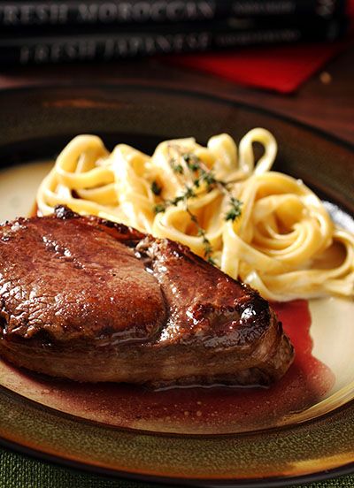 Valentines Steak, Perfect Filet Mignon, Red Wine Reduction Sauce, Red Wine Chicken, Best French Onion Soup, Red Wine Reduction, French Onion Soup Recipe, Onion Soup Recipes, Red Wine Sauce