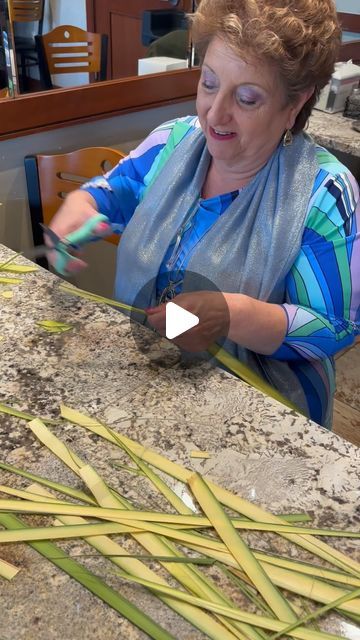 @springfielditalians on Instagram: "Our friend @alfonsinaliquori teaches us how to make beautiful Palm Crosses on this Domenica delle Palme. Grazie!!! #palmsunday #domenicadellepalme" How To Make Crosses Out Of Palms, Diy Cross Crafts, Palm Fronds Crafts, Palm Branch Craft, Palm Craft, Palm Sunday Decorations, Palm Tree Crafts, Palm Leaf Decor, Palm Cross