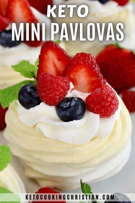 Keto Pavlova, Dolce Poche Calorie, Mini Pavlovas, Pavlova Cake, Mini Pavlova, Postre Keto, Pavlova Recipe, Keto Cake, Whip Cream