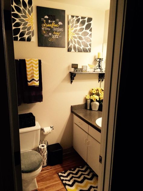 Yellow Bathroom Decor, Black Bathroom Decor, Yellow Bathroom, Restroom Decor, Bathroom Themes, Bathroom Decor Apartment, Yellow Bathrooms, Bathroom Decorating, Apartment Bathroom