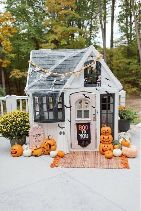 20 Kids Halloween Playhouse Decor Ideas » Lady Decluttered Halloween Decor Playhouse, Spooky Playhouse Makeover, Outdoor Playhouse Toys, Halloween Playhouse Decorations, Cute Halloween Landscape, Halloween Playhouse Makeover, Redo Playhouse, Makeover Playhouse, Kids Playground Design