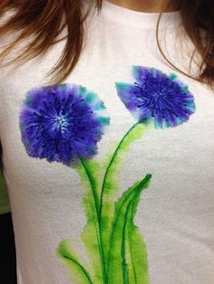 DIY Watercolor T-Shirt {using SHARPIES}. This blogger uses hydrogen peroxide to diffuse the ink. Sharpie T Shirts, Batik Dyeing, Sharpie Projects, Sharpie Tie Dye, Sharpie Crafts, Flowers Painted, Sharpie Art, Diy Water, Tshirt Crafts