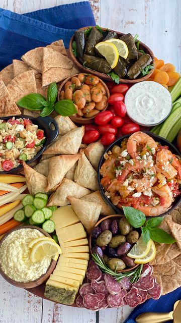 Mezze Board Ideas, Pita Charcuterie Board, Greek Food Picnic, Mezze Table, Greek Grazing Board, Greek Mezze Board, Greek Grazing Table, Greek Platter Ideas, Greek Board Ideas