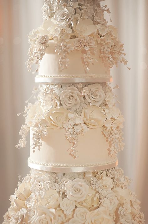 Fancy Wedding Cakes, Extravagant Wedding Cakes, Ivory Wedding Cake, Sugar Flowers Cake, Wedding Fireworks, Big Wedding Cakes, Black Wedding Cakes, Wedding Cake Photos, Album Wedding