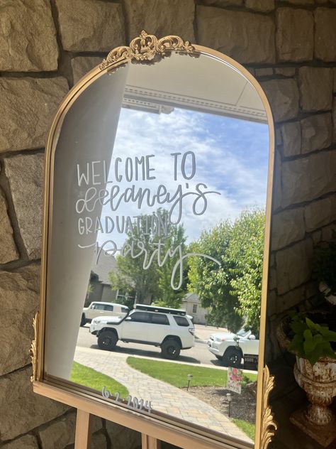 Country Grad Party Ideas, Graduation Party College Table, Winter Grad Party Ideas, White And Gold Graduation Party Ideas, Wildflower Grad Party, Grad Party Picture Boards, White Grad Party, Masters Grad Party, Backyard Grad Party Aesthetic