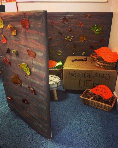 Autumn/woodland den role play area with conkers, leaves, bugs etc. Autumn Home Corner Eyfs, Autumn Planning Ideas Eyfs, Autumn Small World Eyfs, Autumn Role Play Area, Autumn Tree Display Eyfs, Autumn Eyfs, Role Play Areas, Eyfs Activities, Play Area