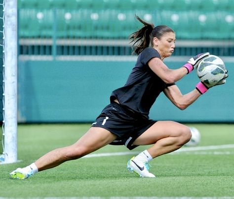 Soccer Action Photography, Soccer Photography Action, Womens Soccer Aesthetic, Female Goalkeeper, Goalkeeper Aesthetic, Soccer Animation, Cute Soccer Pictures, Goalie Soccer, Soccer Poses