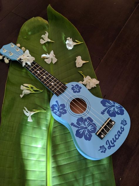 Hawaii Ukulele, Decorating Ukelele, Hawaiian Accessories, Ukulele Decoration, Ukulele Designs, Ukulele Painting, Painted Ukulele Aesthetic, Ukulele Painting Ideas, Ukelele Painted