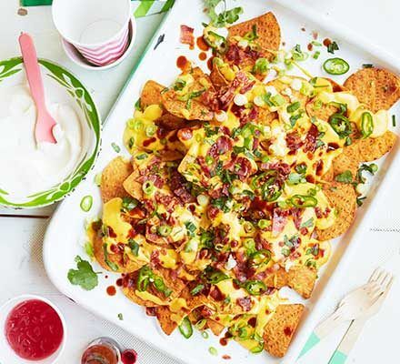 Bacon nachos with cheese sauce Nachos With Cheese Sauce, Evening Snack Ideas, After School Meals, Nachos With Cheese, Quick Party Snacks, Bacon Nachos, Mexican Ideas, Bacon Snacks, Vegetarian Nachos