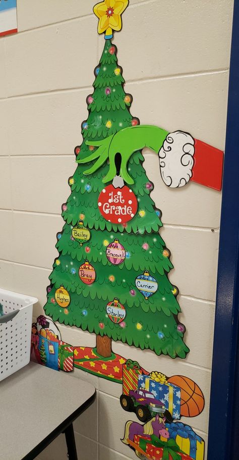 Christmas Tree For Classroom Wall, Winter Doors, Bulletin Board Tree, Hallway Displays, Winter Door, Christmas School, Christmas Classroom, Christmas Wall Decor, School Decorations