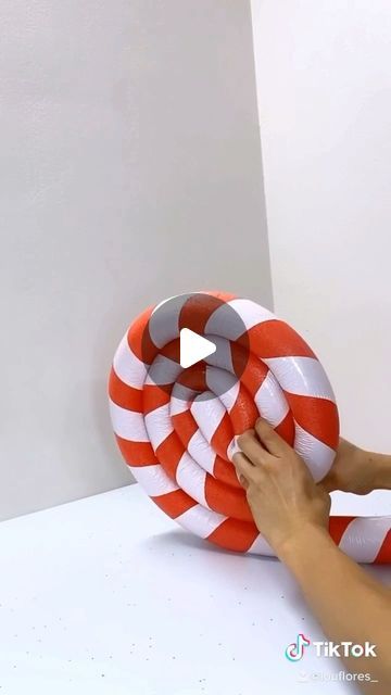 Lou Flores, Diy Candy Cane, Lollipop Display, Christmas Candy Easy, Candy Decorations Diy, Christmas Lollipops, Chocolate Lollipops, Candy Decorations, Instagram Diy