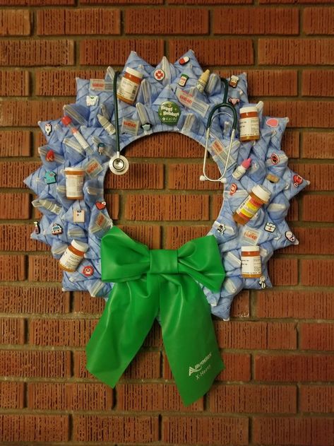 This medical themed wreath is made from disposable face masks, empty medicine bottles, Band-Aids, etc. The bow is made from a physical therapy resistance band. Nurse Christmas Wreath, Hospital Christmas Decor, Medical Office Christmas Decorations, Pharmacy Christmas, Hospital Christmas, Hospital Door Wreaths, Christmas Reef, Christmas Door Decorating Contest, Work Decor