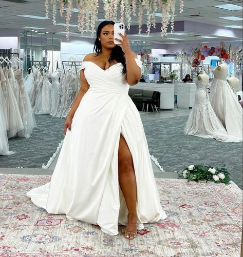 Plus Size Wedding Dresses With Sleeves, Curvy Wedding Dress, Curvy Wedding, Plain Wedding Dress, Plus Wedding Dresses, Plus Size Wedding Dresses, Plus Size Wedding Gowns, Boda Mexicana, Curvy Bride