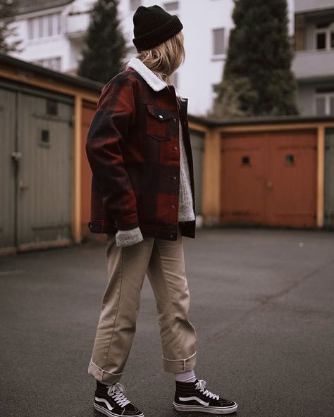 @zwillingsnaht shows us how to layer up in her Sk8-Hi’s. Masc Lesbian Outfits, Vans Sk8 Hi Outfit, Sk8 Hi Outfit, Outfits Overalls, Outfits With Vans, Masc Lesbian, Lesbian Outfits, Masc Outfits, Lesbian Fashion