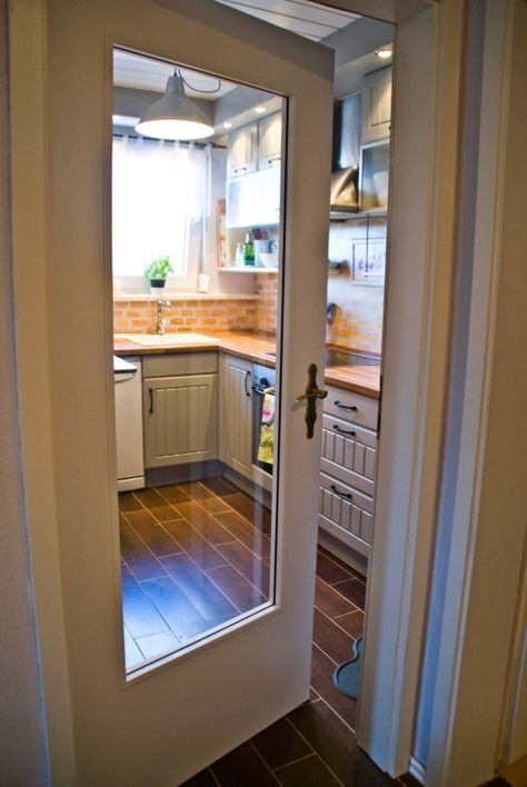 tiny kitchen makeover - Pudel-design featured on @Remodelaholic Twilight Cottage, Closed Kitchen Design, Tiny Basement, Decor Cozinha, Vintage Kitchen Remodel, Cheap Kitchen Remodel, Closed Kitchen, Traditional Kitchens, Galley Kitchen Remodel