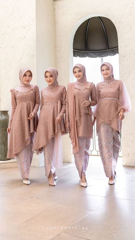 Braidsmaid Hijab Style, Kebaya Bridesmaid, Kebaya Wedding, Elegant Fashion Outfits, Dress Pesta, Hijab Wedding, Kebaya Dress, Kebaya Muslim, Couple Dress