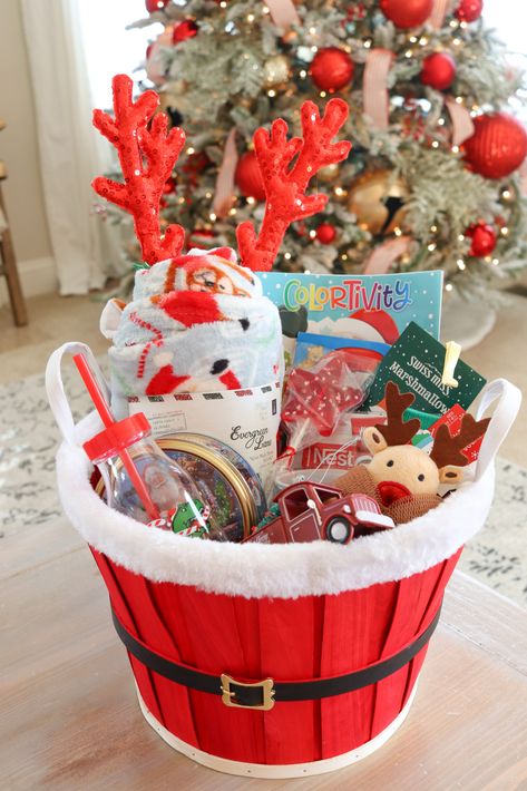 Night Before Christmas Box Ideas, Christmas Box Ideas, Night Before Christmas Box, Christmas Gift Baskets Diy, Christmas Activity Book, Holiday Baskets, Christmas Homescreen, Easy Christmas Gifts, Christmas Baskets