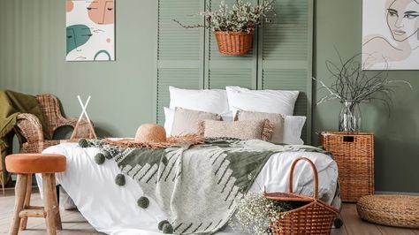 15 Light Green Paint Colors That Will Inspire You Light Green Paint, Dec Pillows, Vibrant Living Room, Hiasan Bilik Tidur, New York Botanical Garden, Boho Chique, Chic Bedroom Decor, White Linen Bedding, Decor Shabby Chic