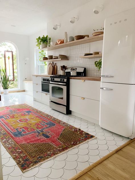 White Linoleum Flooring Kitchen, Carpeted Kitchen, Scalloped Tile, Kitchen Floor Tiles, Scallop Tiles, Kitchen 2023, Paris Kitchen, Backyard Kitchen, Look Expensive