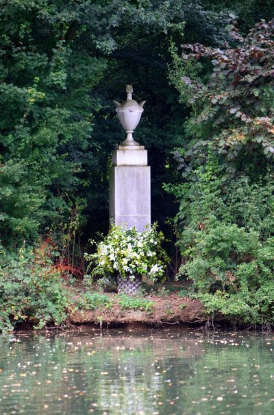 A tribute laid by the Spencer family is seen at Althorp House, Northampton, in memory of Diana, Princess of Wales, on the island where she is buried, 2007 Princess Diana Grave, Althorp Estate, Diana Memorial, Prins William, Spencer Family, Prins Harry, Princess Diana Photos, Princess Diana Family, Prinz Harry