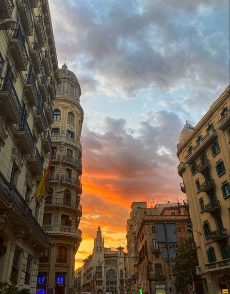 Barcelona Spain Travel Aesthetic, Sunset In Barcelona, Barcelona In Summer, Summer Spain Aesthetic, Spain Barcelona Aesthetic, Spain Girl Aesthetic, Barcelona City Aesthetic, Europe Trip Aesthetic, Europa Aesthetic