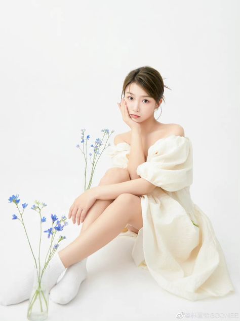 Korean Photoshoot, Debut Photoshoot, Sweet 17, Beautiful Photoshoot Ideas, Flower Photoshoot, Studio Photography Poses, Photoshoot Studio, Creative Shot, Graduation Photography