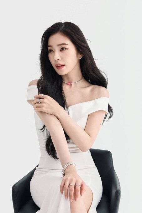 Bookmarks / X Red Velvet Photoshoot, Elle Girl, Medium Long Haircuts, Red Velvet Irene, March 20, Girl Cakes, Long Hair Cuts, Medium Length Hair Cuts, Medium Long