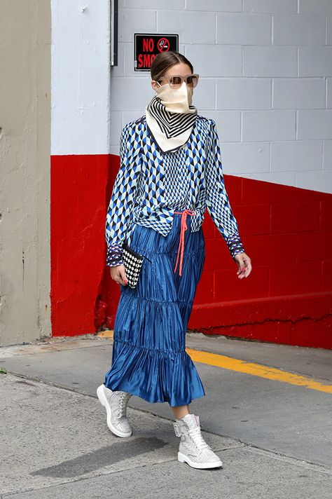 Olivia Palermo pairs Roger Vivier boots and a blue print look with her silk scarf used as a face mask. #oliviapalermo #rogervivier #streetstyle #celebrity #fashion Olivia Palermo Street Style, Estilo Olivia Palermo, Chic Prints, Olivia Palermo Style, New York Spring, Textured Skirt, Vogue India, Face Mask Fashion, Protective Gear