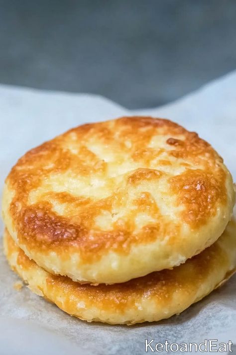 Keto Asiago Bagel - Easy Low Carb Recipe Keto Bagels Almond Flour, Keto Bagel Recipe, Asiago Bagel, Low Carb Bagel, Keto Bagel, Bagel Recipes, Protein Pizza, Low Carb Bagels, Egg Waffle