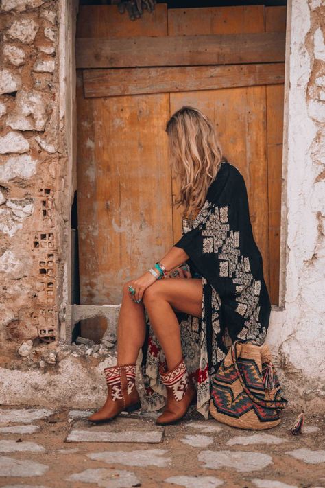 bohemian style kimono Bohemian Style Kimono, Bohemian Schick, Bohemian Shoes, Stile Boho Chic, Look Boho Chic, Boho Styl, Estilo Hippy, Mode Hippie, Mode Kimono