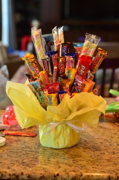 Tutorial: Candy Bouquet The trifecta of presents: cute, easy, and inexpensive! Candy Bar Bouquet, Candy Arrangements, Sleepover Birthday, Baskets Ideas, Candy Bouquets, Candy Crafts, Cadeau Diy, Crafty Gifts, Candy Bouquet