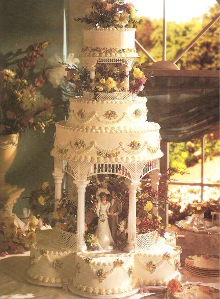 Jojo Wedding, Fountain Wedding, Fountain Wedding Cakes, Wedding Cake Table Decorations, Old Fashioned Wedding, Wedding Cake Fresh Flowers, Fountain Cake, Pretty Wedding Cakes, Big Wedding Cakes