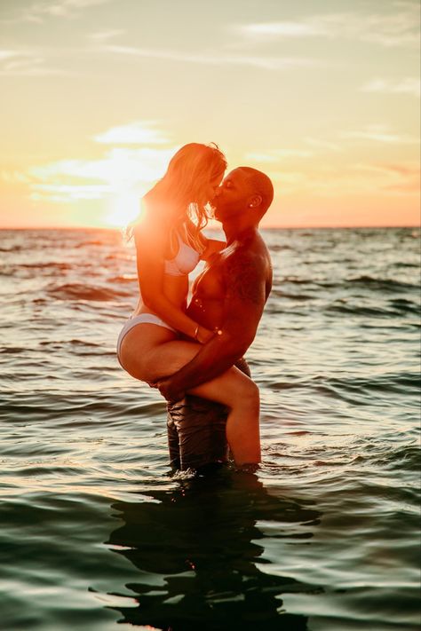 Couples Beach Photography, Couple Beach Pictures, Couple Beach Photos, Beach Photography Poses, Restaurants Food, Beach Pics, Couple Beach, Photo Couple, Couple Photography Poses