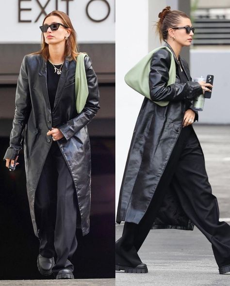 Leather Black Coat Outfit, Leather Long Coat Outfit, Long Leather Jacket Outfit Street Style, Long Leather Coat Outfit, Maxi Coat Outfit, Trench Coat Street Style, Leather Coat Outfit, Black Coat Outfit, Coat Outfit Casual