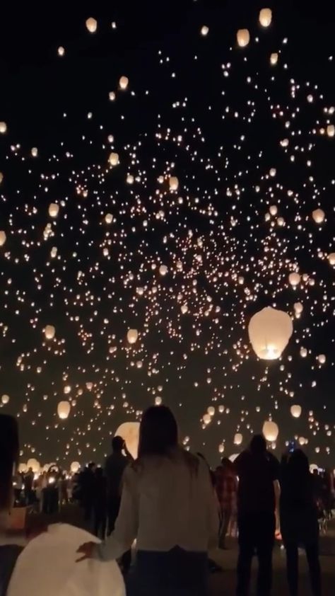 Rapunzel Wedding Theme, Floating Lantern Festival, Tangled Lanterns, Rapunzel Wedding, Tangled Wedding, Tangled Lights, Prom Themes, Floating Lanterns, Sky Lanterns