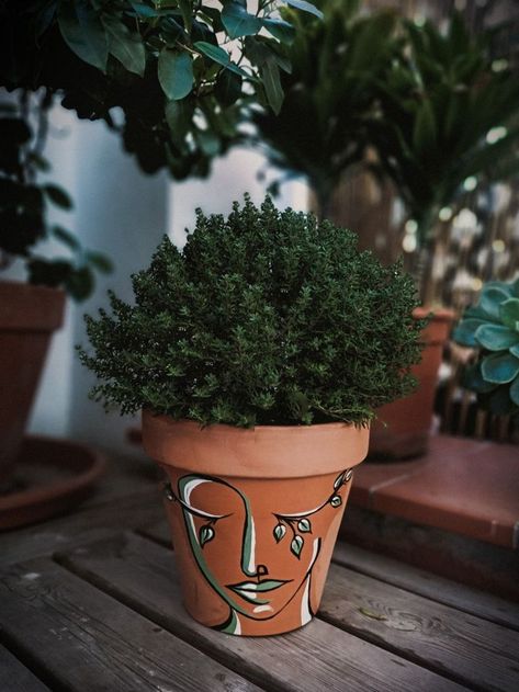 Hand Painted Plant Pots Aesthetic, Plant Pot Painting Ideas Aesthetic, Painting Plant Pots Ideas, Painted Terra Cotta Pots Ideas, Hand Painted Pots Diy, Flower Pot Designs, Flower Pot Painting Ideas, Cascading Plants, Vertical Garden Pots