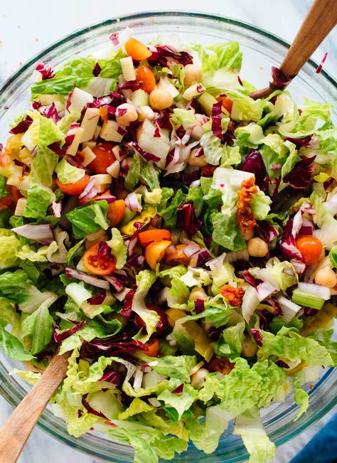 Vegetarian Italian Chopped Salad - Cookie and Kate Lettuce Salad Recipes, Chopped Salad Recipes, Vegetarian Italian, Italian Chopped Salad, Vegetarian Salad Recipes, Resep Salad, Diner Recept, Vegetarian Salads, Salad Recipes For Dinner