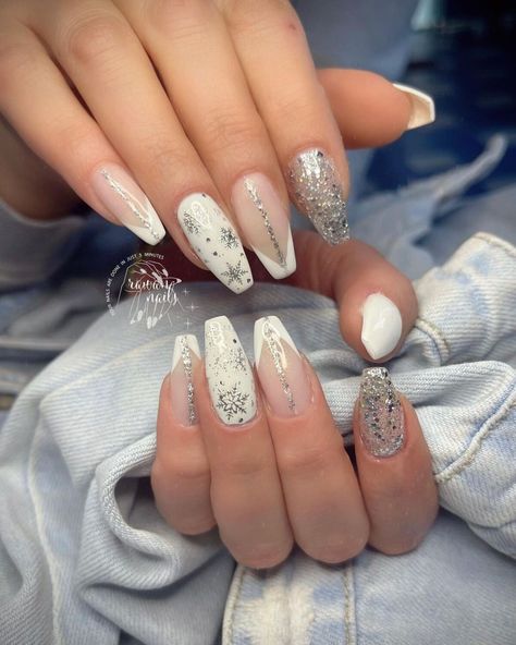 2. Wintry Wonderland with Sparkling Silver and White Silver Christmas Nails, Christmas Nails Short, Light Gray Nails, Cute Cat Tattoo, Silver Nail Designs, Silver Glitter Nails, Silver Nail, Chic Holiday, Gray Nails