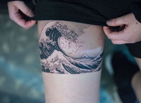 Japanese Wave Tattoos, Art Inspired Tattoos, Wave Tattoo Design, Girls With Sleeve Tattoos, Tattoo Master, Bicep Tattoo, Inspiration Tattoos, Tattoo Ideas Female, Painting Tattoo