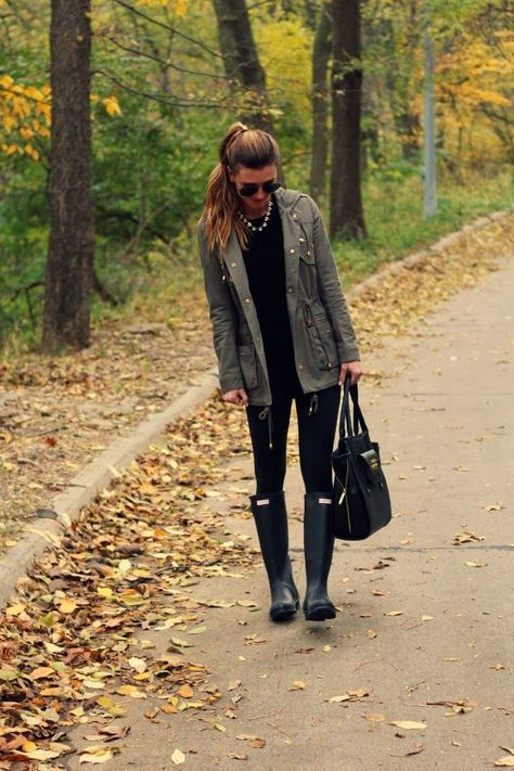 Fall Weekend Wardrobe - olive utility jacket and all black outfit underneath How To Wear Rain Boots, Rain Boot Outfit, Hunter Boots Outfit, Comfy Fall Outfits, Hunter Boot, Black Rain Boots, Black Rain, Boating Outfit, Army Jacket