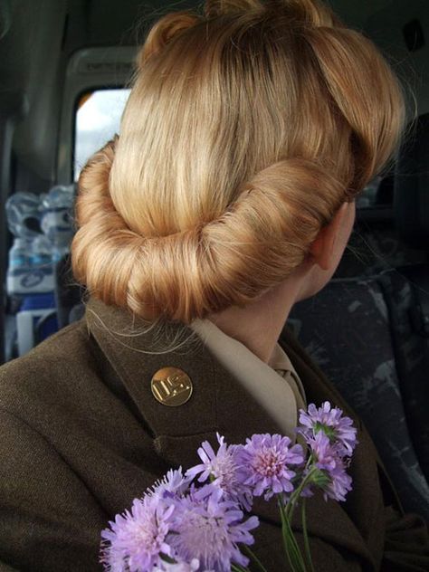 Vintage style hair 1940s back roll. I have always loved this look...maybe I should try it.                                                                                                                                                     More 1940's Hair, Cabelo Pin Up, 40s Hairstyles, 1940s Hairstyles, Hair Dress, Pin Up Hair, Happy Hair, Retro Hairstyles, State Fair