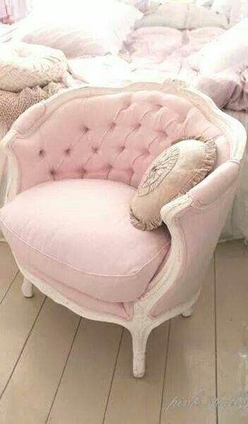 Love this chair Camera Shabby Chic, Shabby Chic Decorating, Pink Victorian, Decoration Shabby, Victorian Chair, Decor Shabby Chic, Shabby Chic Bedroom, Versace Home, Pink Chair